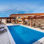 Vakantiehuis Family Friendly House With A Swimming Pool - Cuskijas, Novigrad - 19868